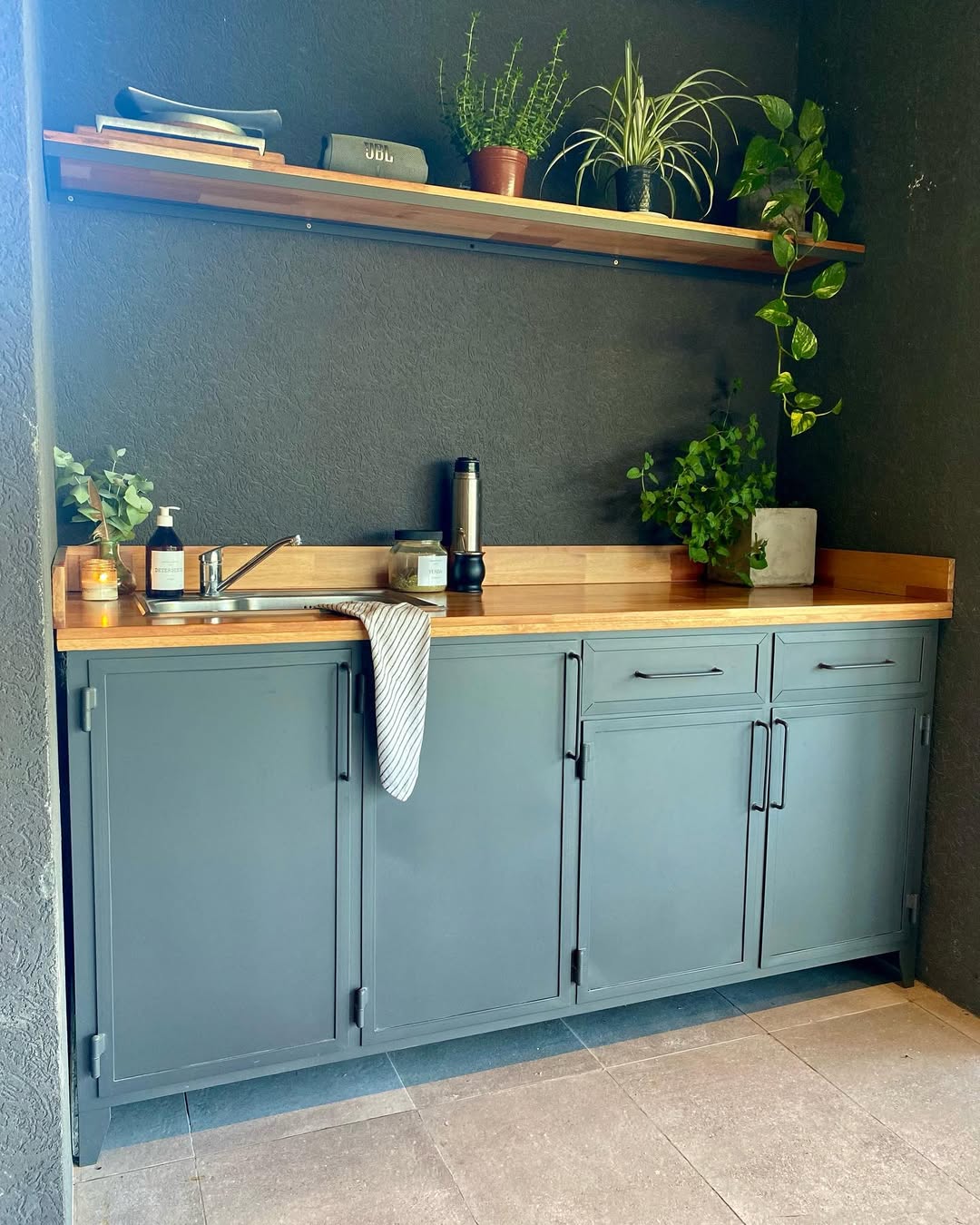 Mueble de cocina con estantes